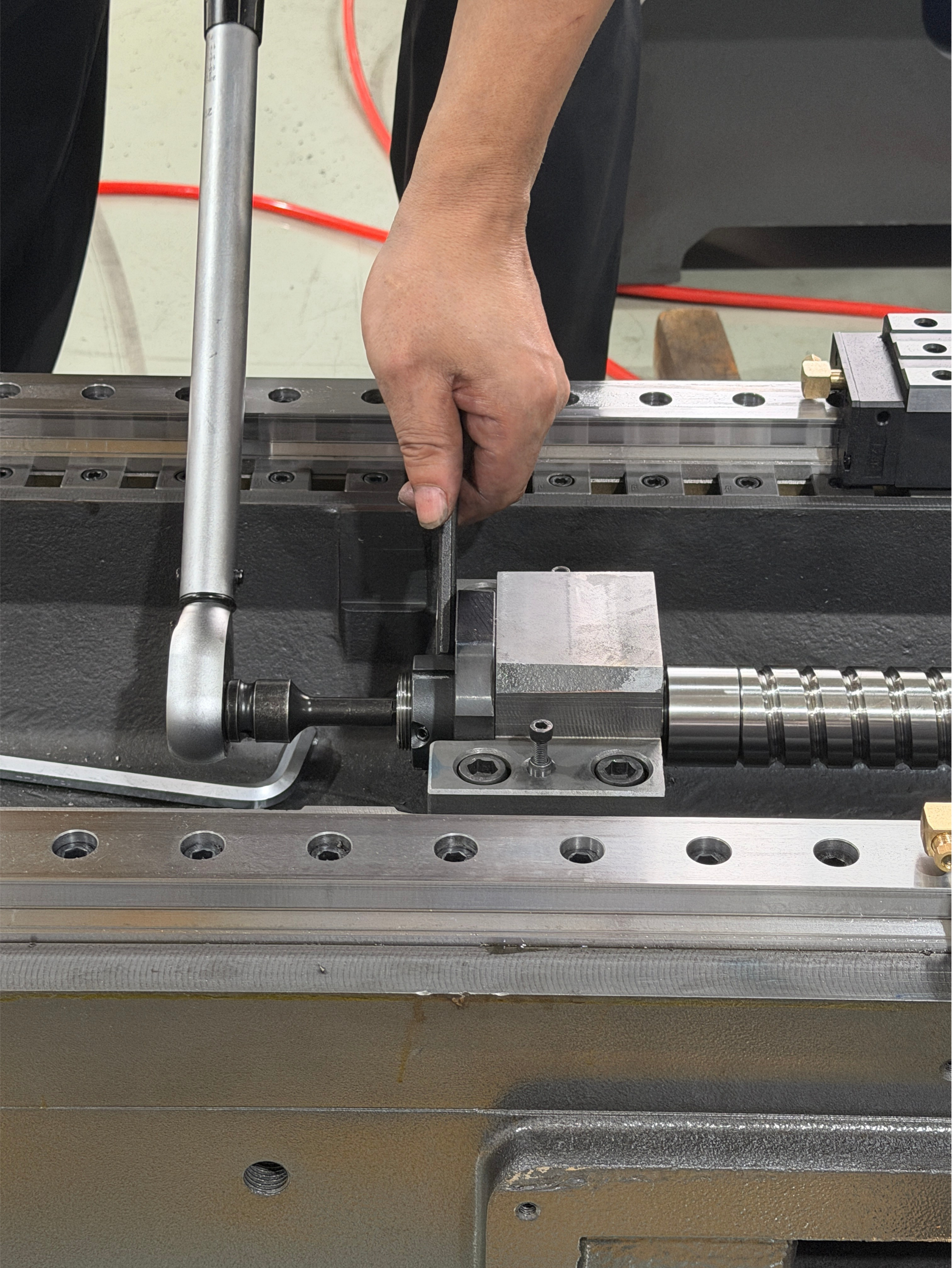 Linear Guide vs Box Way Machining Center: Which Should You Choose?
