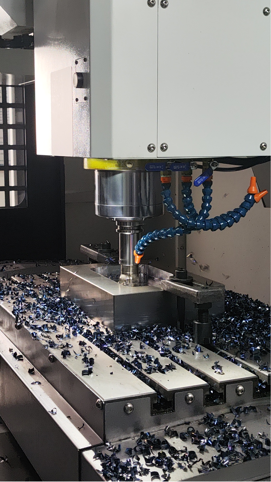 How to Machine Deep, Narrow Slots in Mold Steel Without Breaking Tools