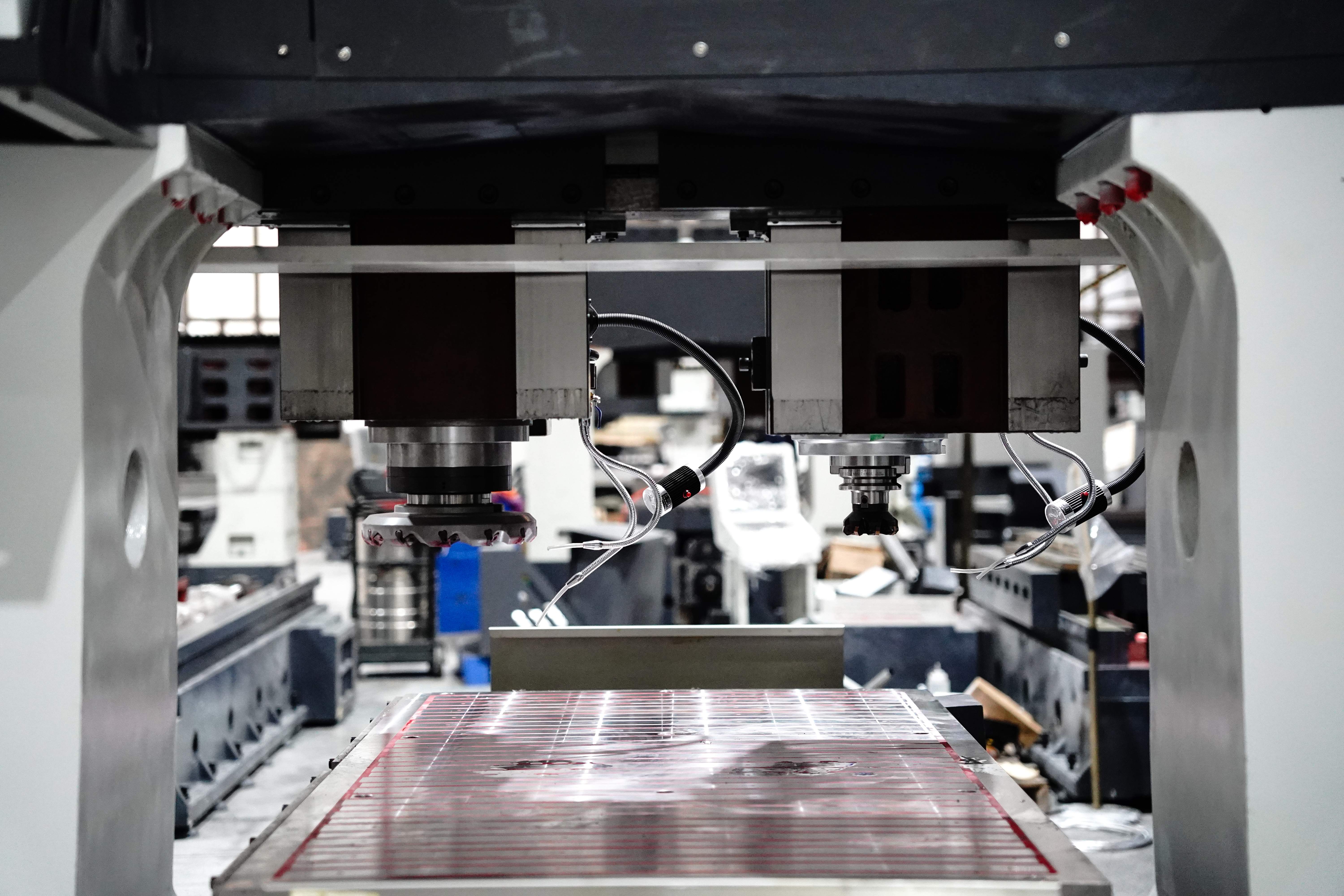 Vertical Milling Machine vs Vertical Machining Center | Manual Work, CNC Control, Shop Use