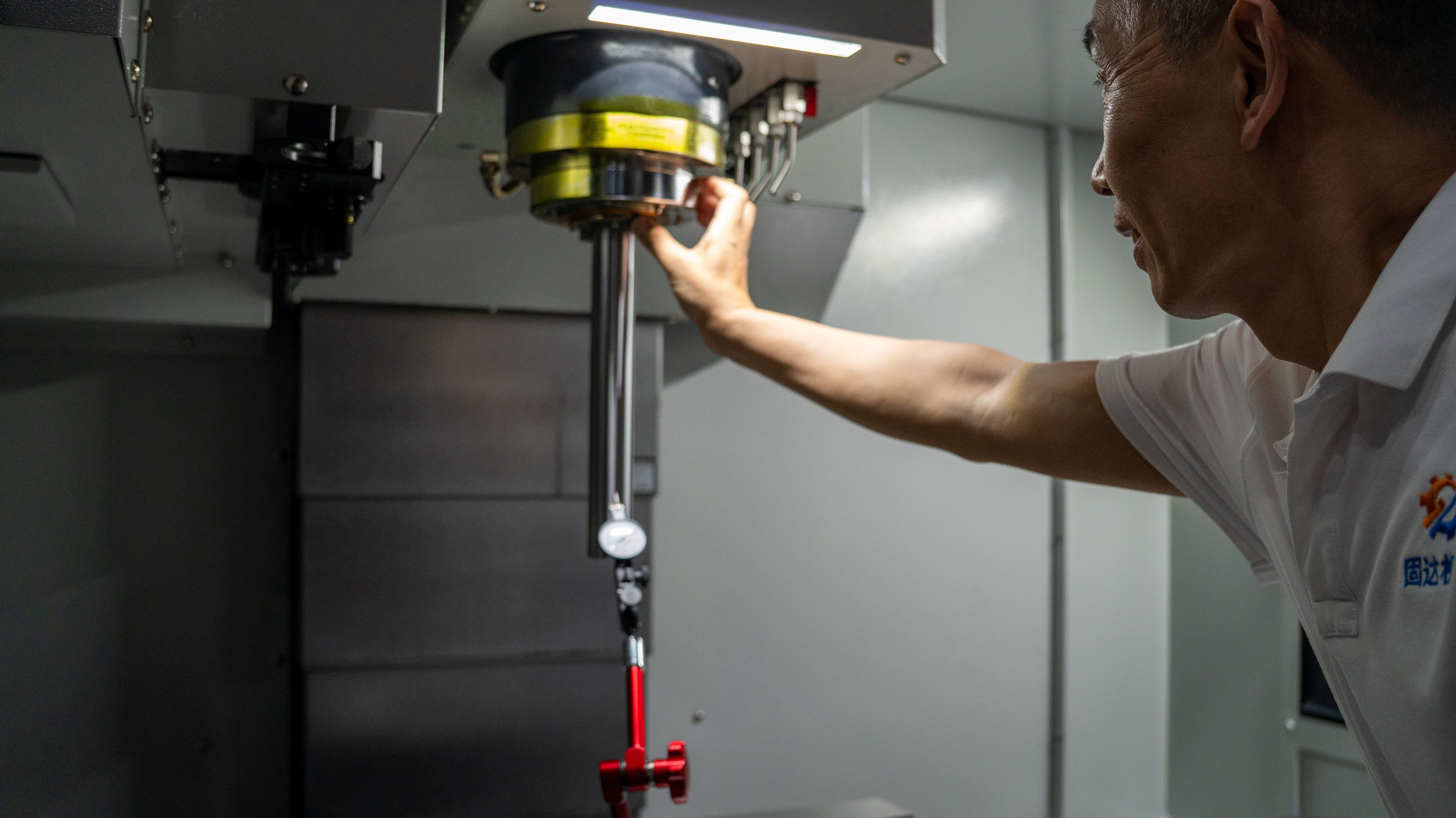 LJ-855 Vertical Machining Center Guide | Small-to-Medium Molds, Rapid Feed Rate, High Speed Spindle