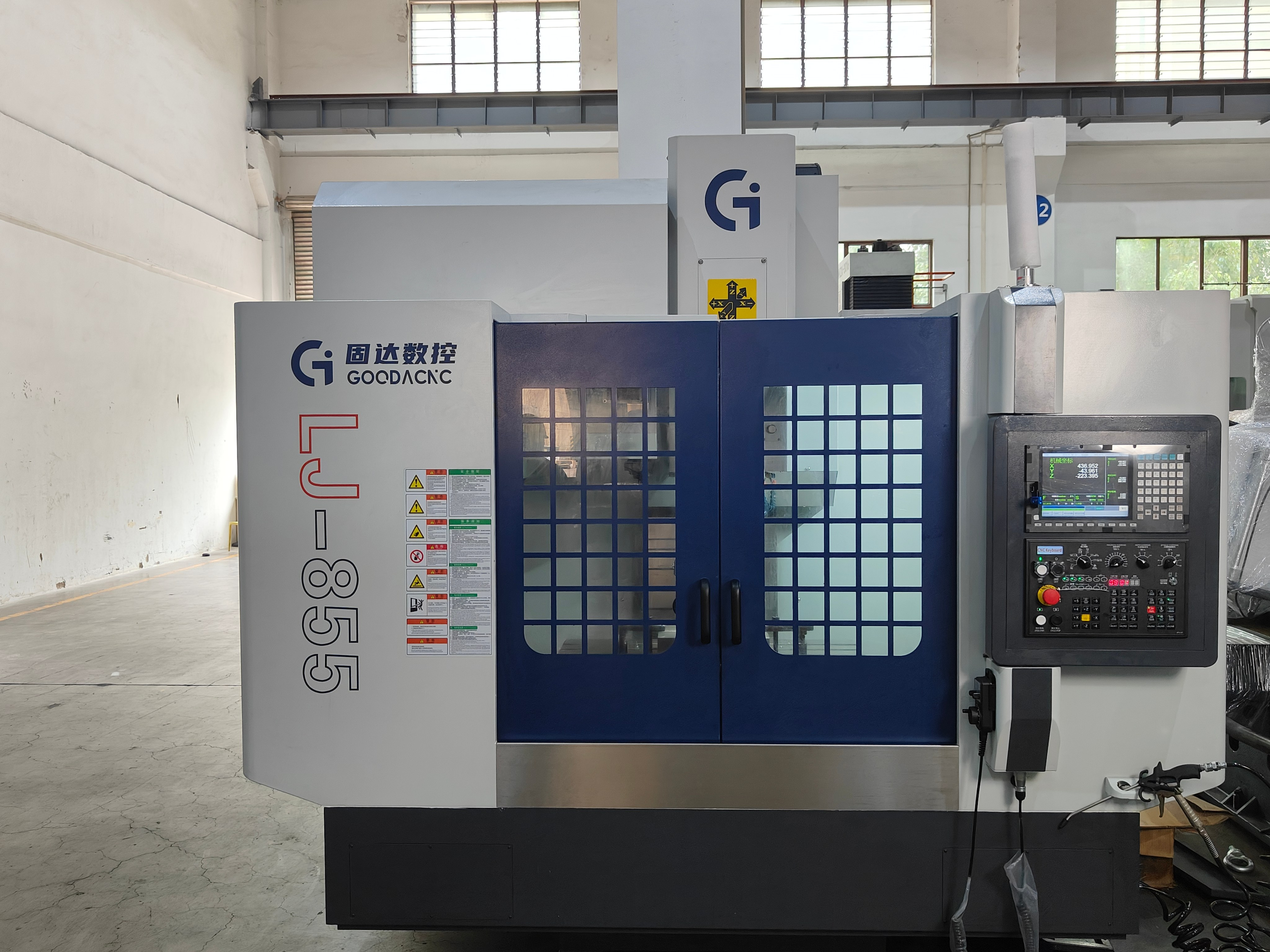 LJ-855 vertical machining center in a workshop