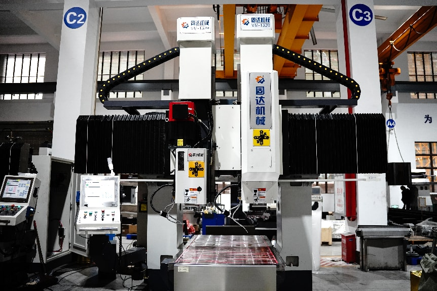 Double column machining center for large workpiece machining