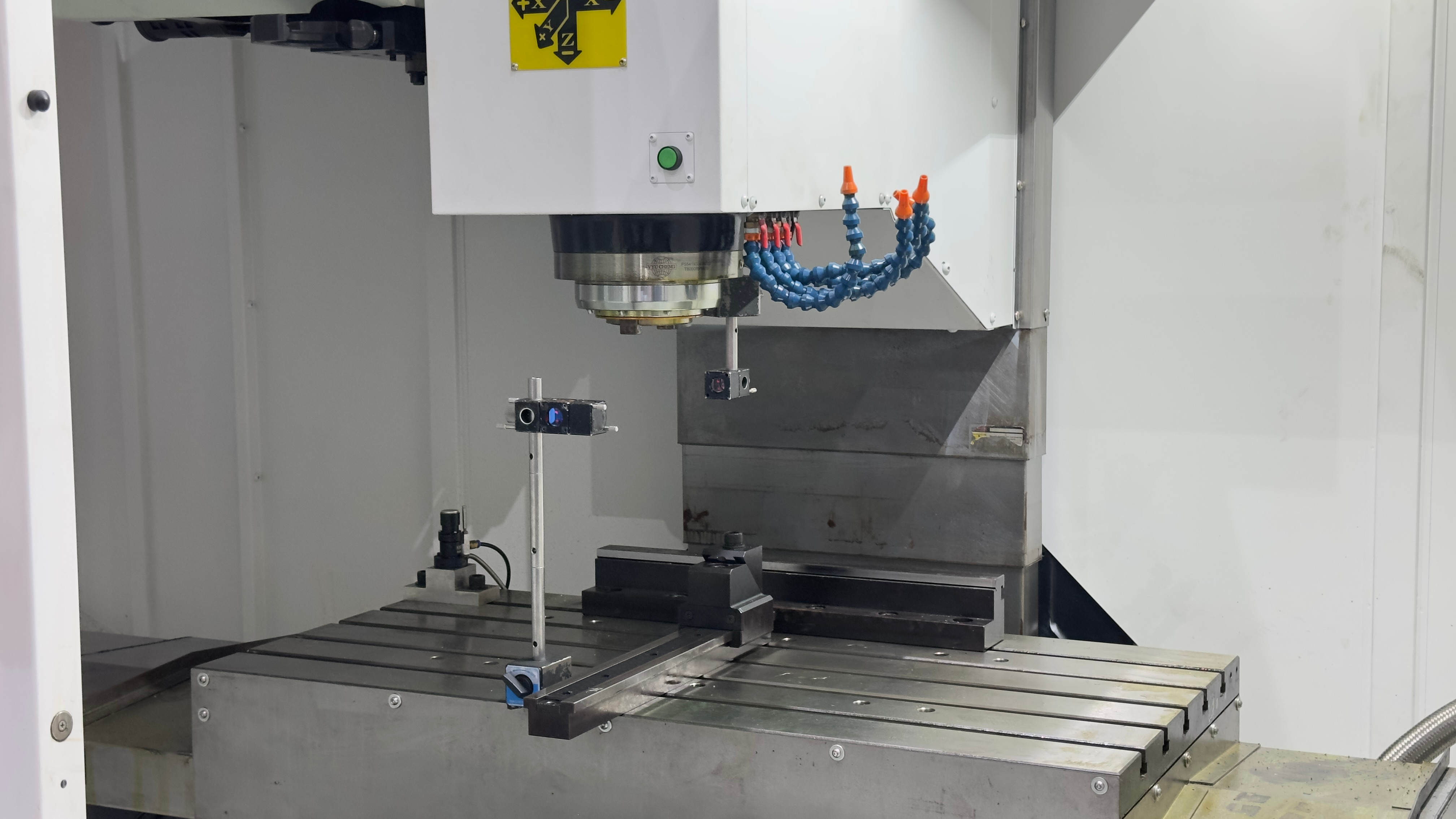 Machining center spindle and moving table work area